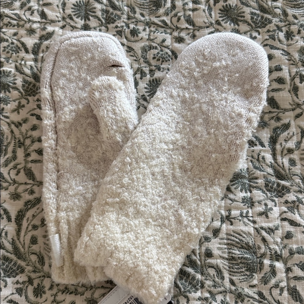 NWT Lululemon ombré knit mittens. Size M/L